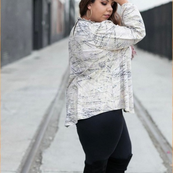 LuLaRoe "Clara" V-smocked blouse w ruffle collar & oversize puff sleeves. Size M - Picture 4 of 6